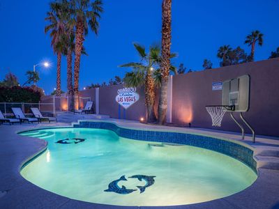 Las Vegas Heated pool, EV Charger, Near AP & Strip