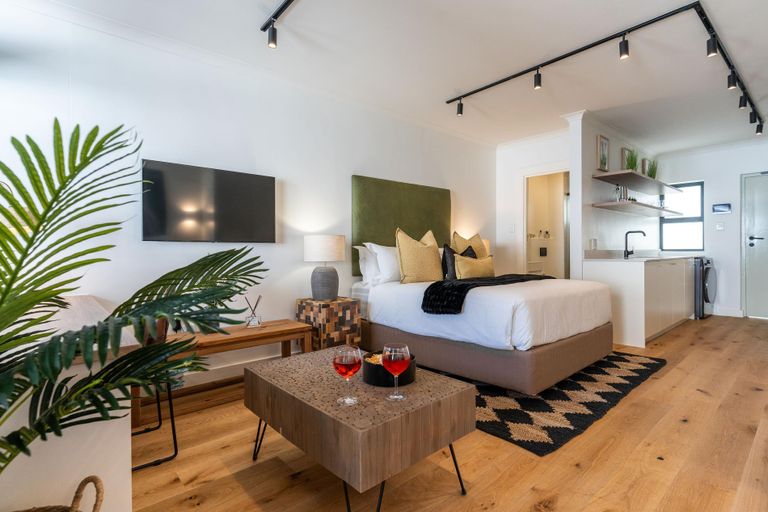 Jade Views Sea Point - Luxe Studio, balcony & views