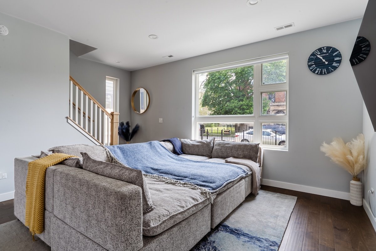 Smart Home King Bed Private Yard gallery image 4