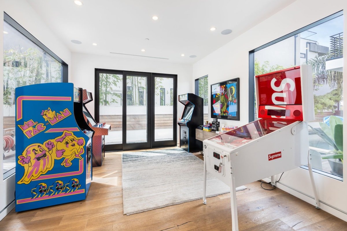 The Palms Pad – arcade, golf, sauna & gym! gallery image 5