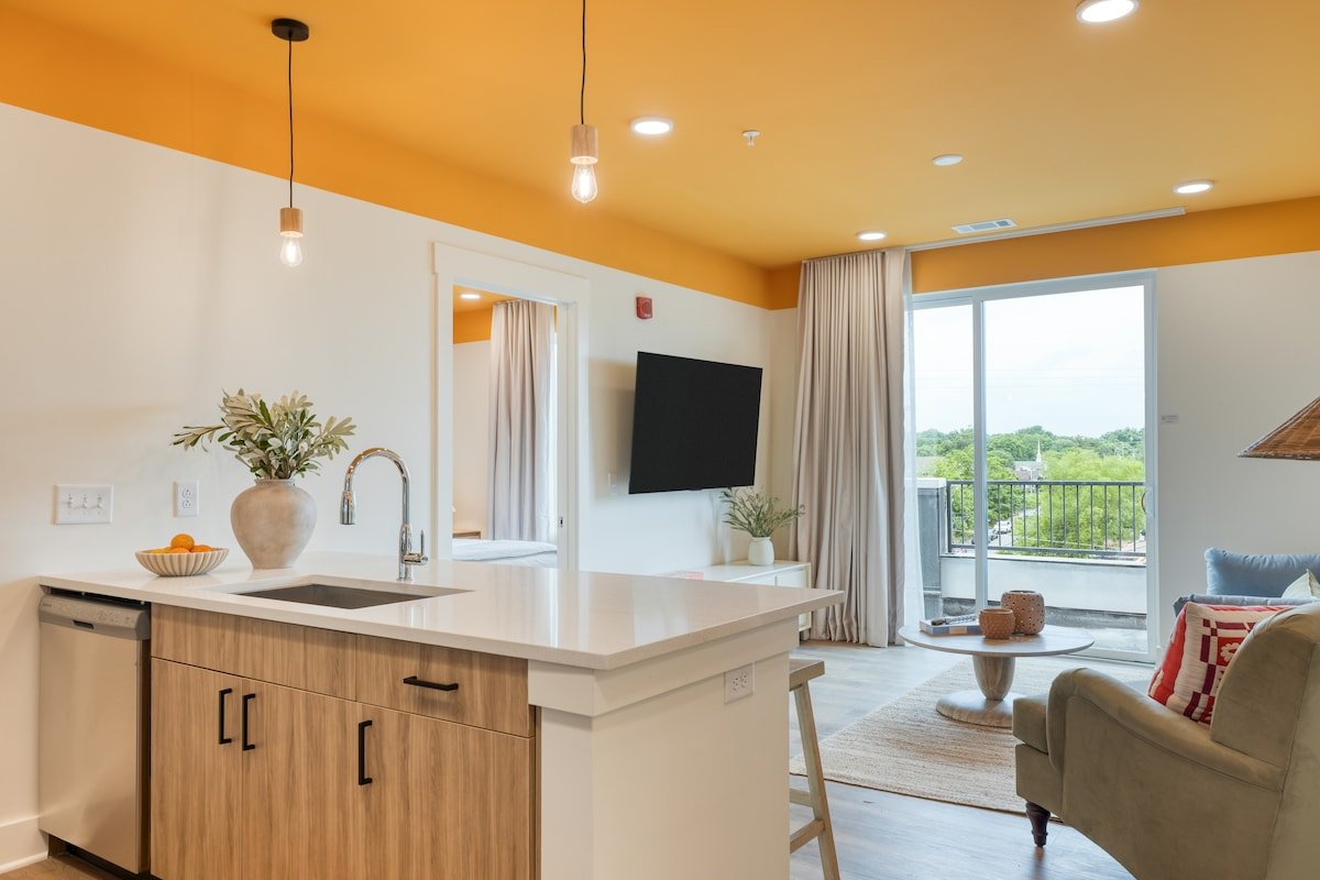 2 Bedroom Suite w/ Balcony | Rooftop | New Hotel gallery image 5