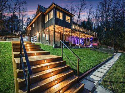 Luxury 8BR Cabin w/Pool, Hot Tub, Views & Arcade