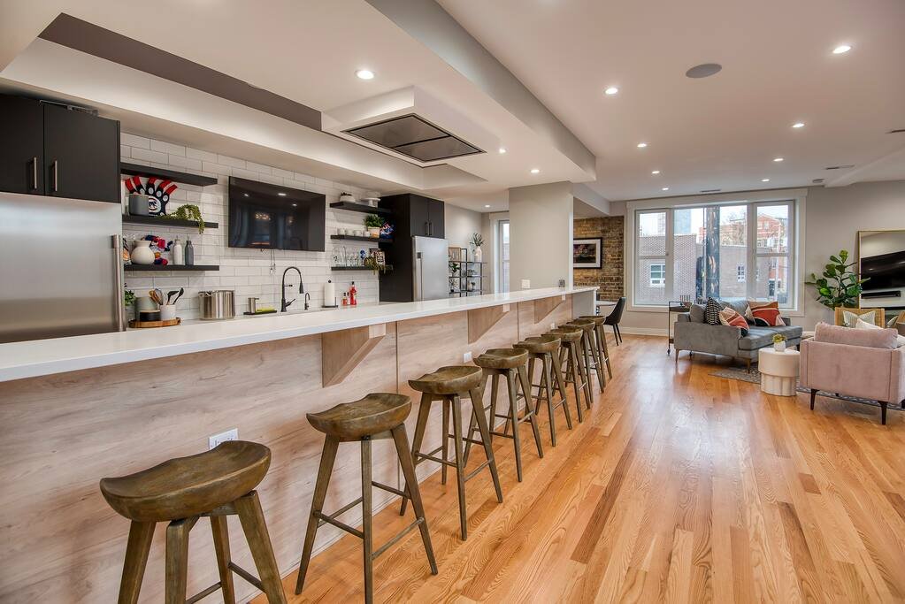 The Waveland Room 4 Bed/4bath Private Roof-Deck! gallery image 4