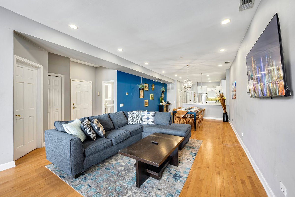 Luxurious River North 3BR/2BA- Free Onsite Parking