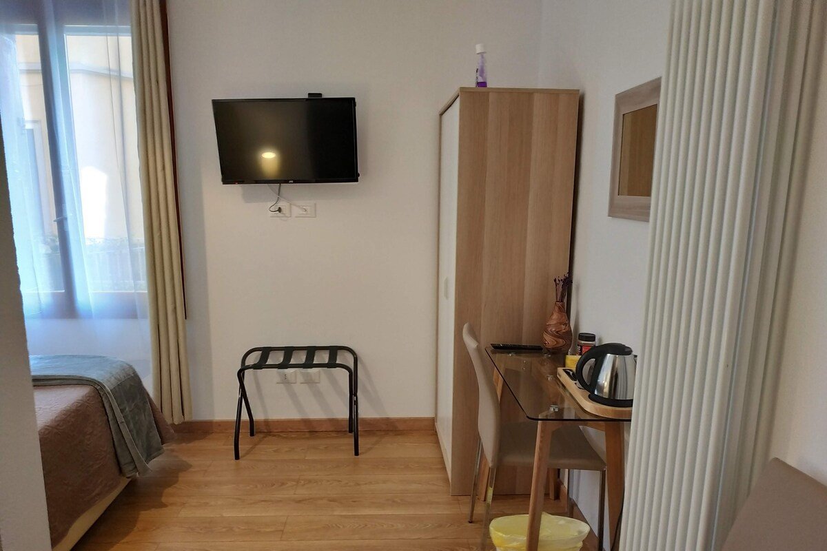 Guesthouse with 5 double rooms & ensuite bathrooms gallery image 5