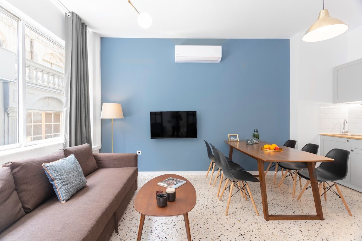 3BDR DESIGNER LOFT APT2&ROOF ACCESS ACROPOLIS VIEW gallery image 4