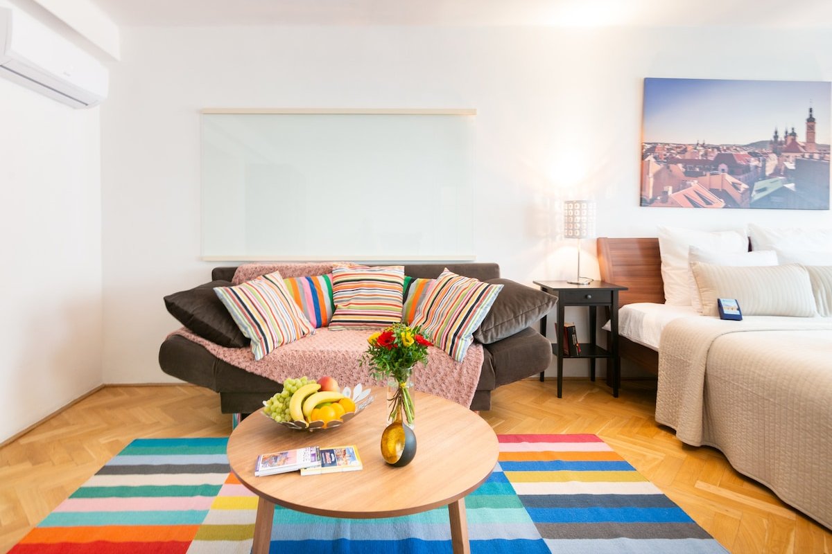 Charming and Spacious Old Town Apartment gallery image 3