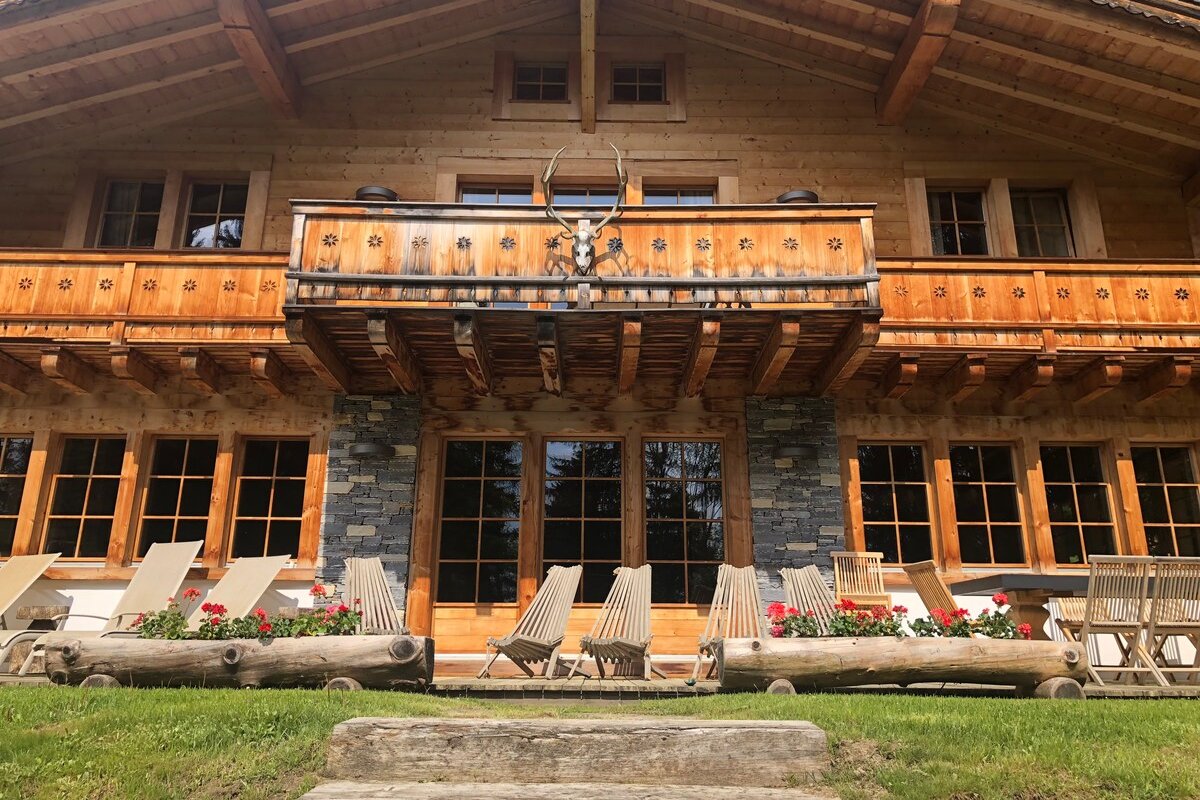 Charming Chalet ski in/out gallery image 2