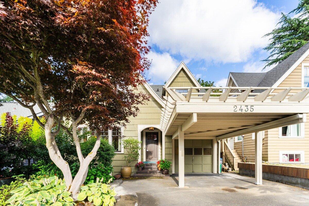 Urban Oasis on Queen Anne Hill 4 Bdr/3 Bath gallery image 5