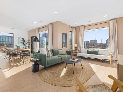 Penthouse on River -Garage, Patio- Walk Downtown
