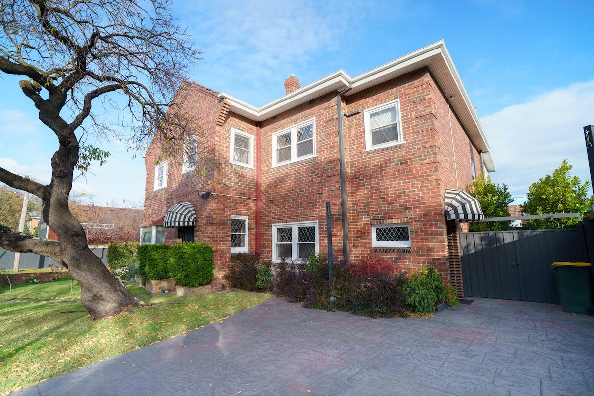 Elegant Caulfield North Family Home gallery image 2