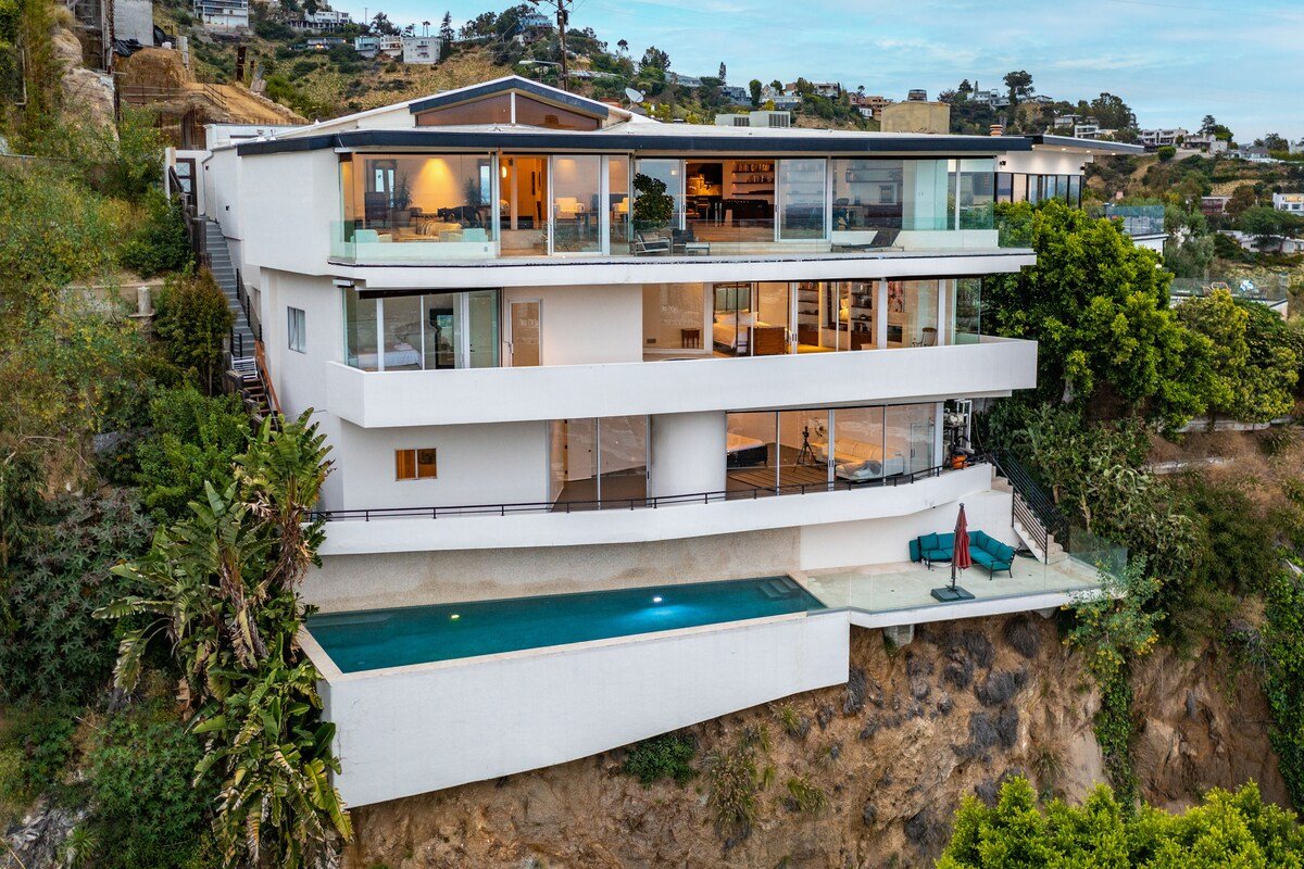 Jetliner 180′ City/Ocean Views! sauna/steam/gym! gallery image 4