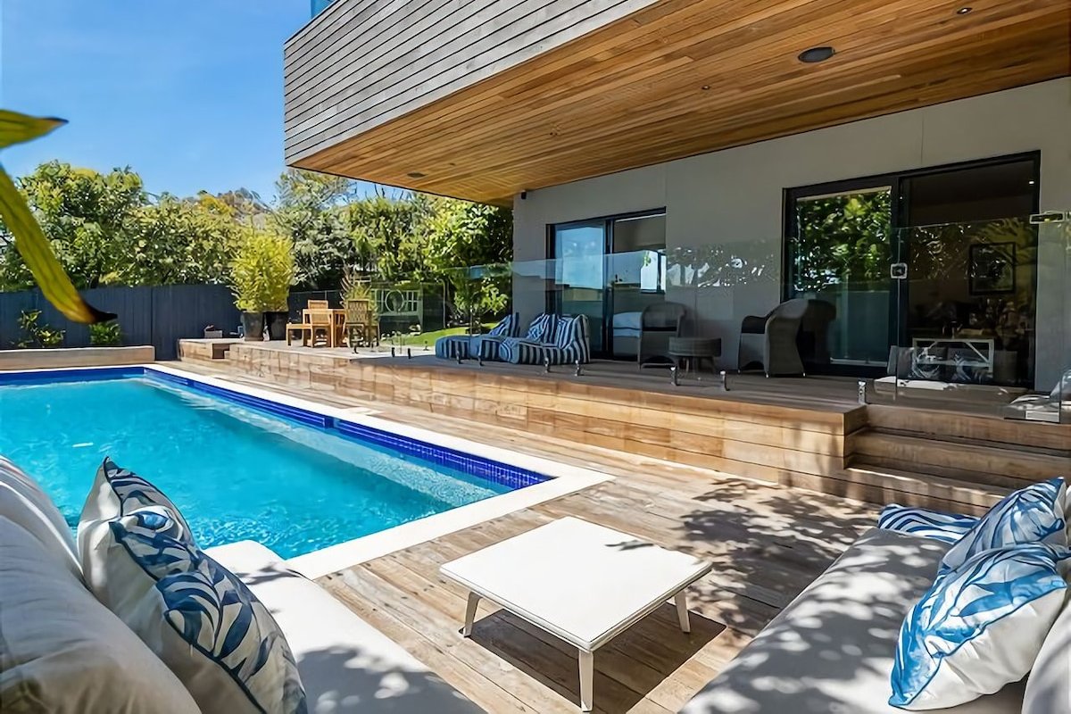 Majestic McCrae Luxury Pool Views to the Bay gallery image 3