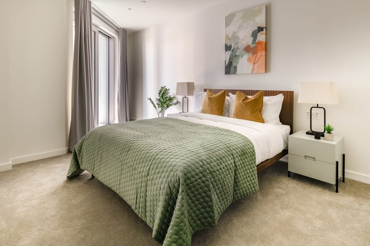 Stunning 3 Bed in Battersea w/ Pool, Gym & Rooftop gallery image 2