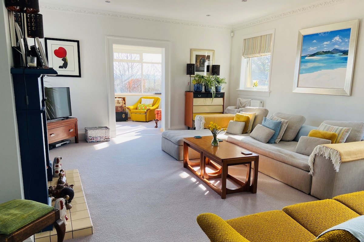 Large,sunny, 4/5 bed seaside house close to beach gallery image 3