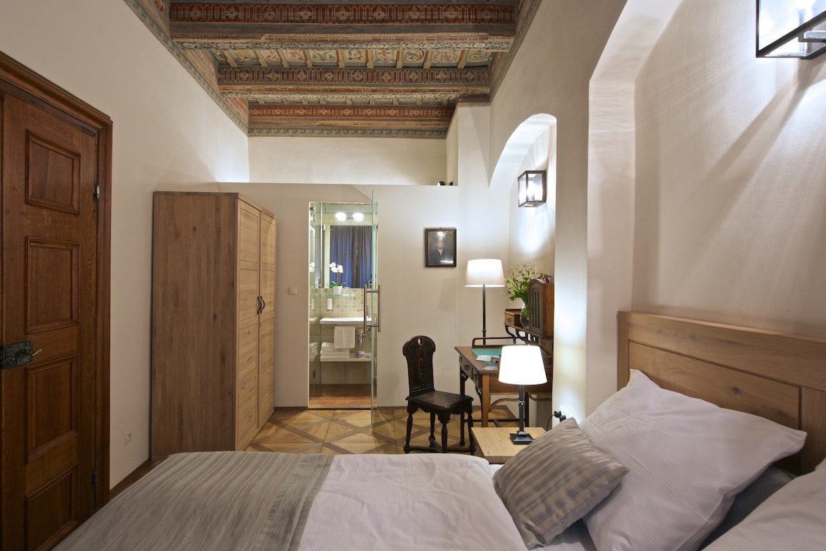 Luxury Apartment with Balcony under the Castle gallery image 5