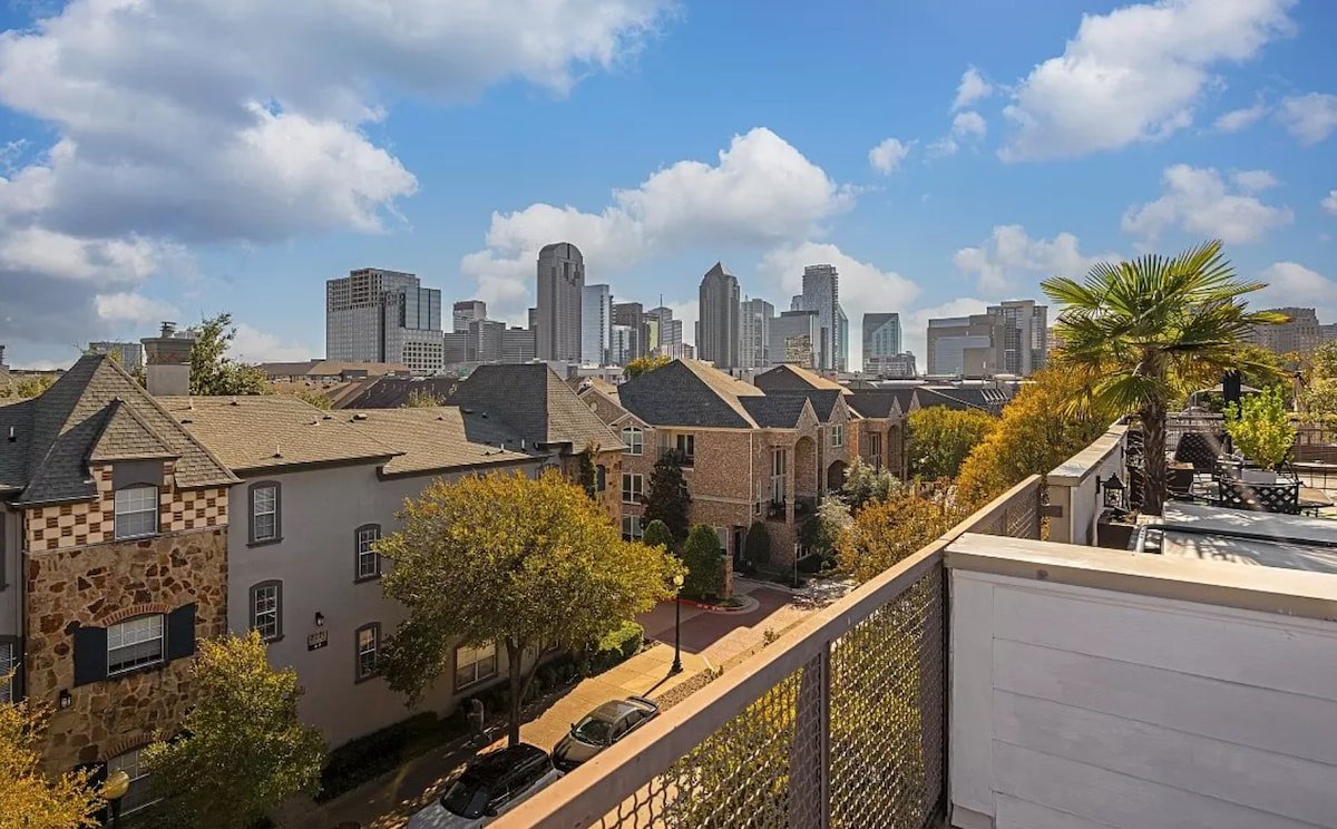Dallas Townhouse with rooftop gallery image 4
