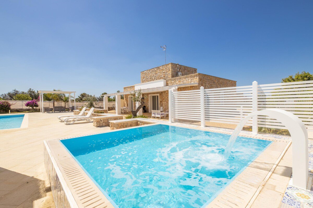 Malaspina luxury pool gallery image 5