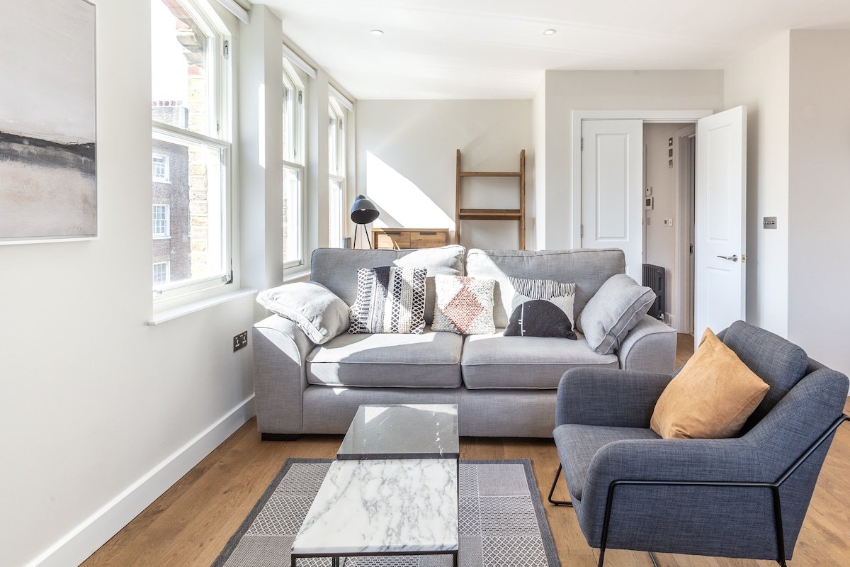 Minimalist Flat in Renovated Heritage Building gallery image 2