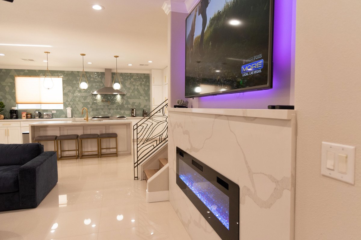 LARGE LUXURY HOME WITH POOL &SPA 15 MIN TO STRIP