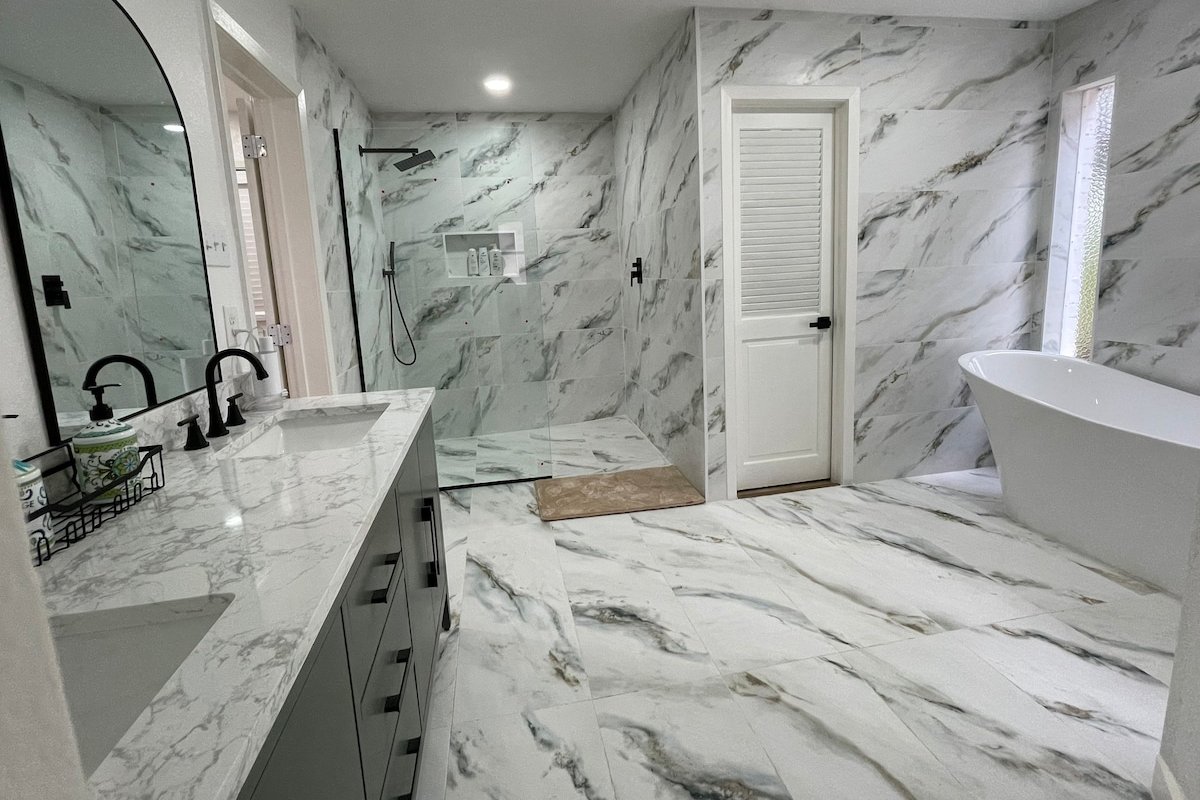 Spacious home by six flags/AT&T stadium/stockyard gallery image 4