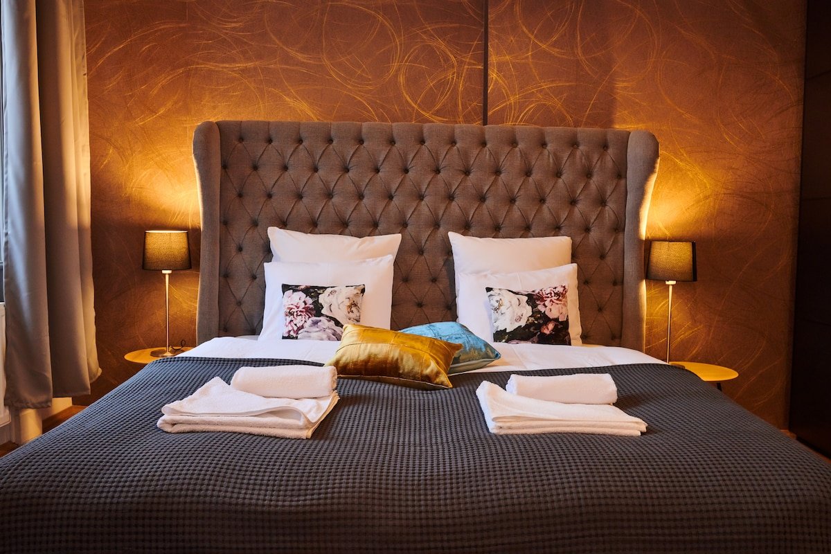 Exceptional Two Bedroom Lesser Town Apartment gallery image 5