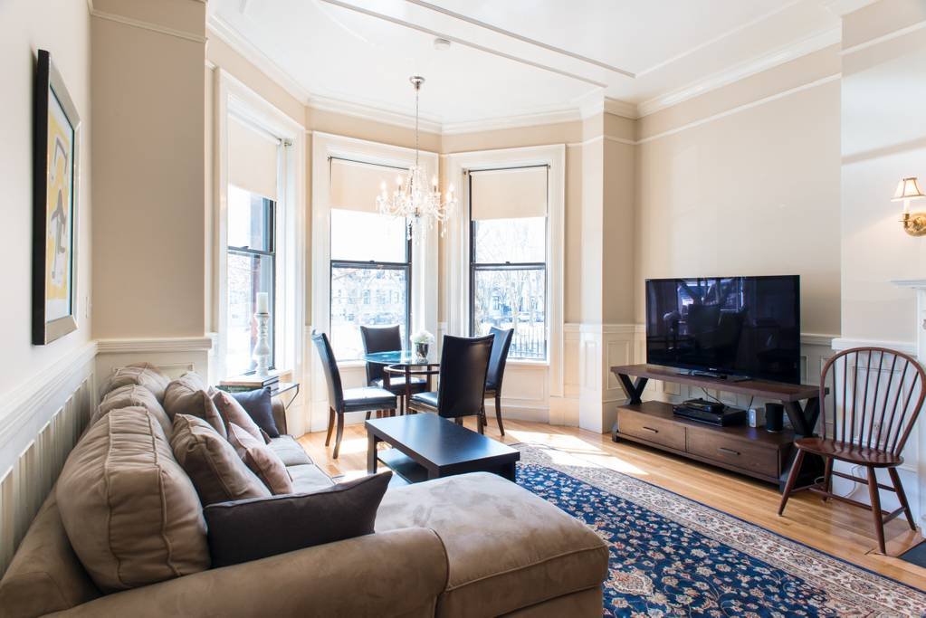 Large 2 BR|2 BA + Patio in Back Bay gallery image 3
