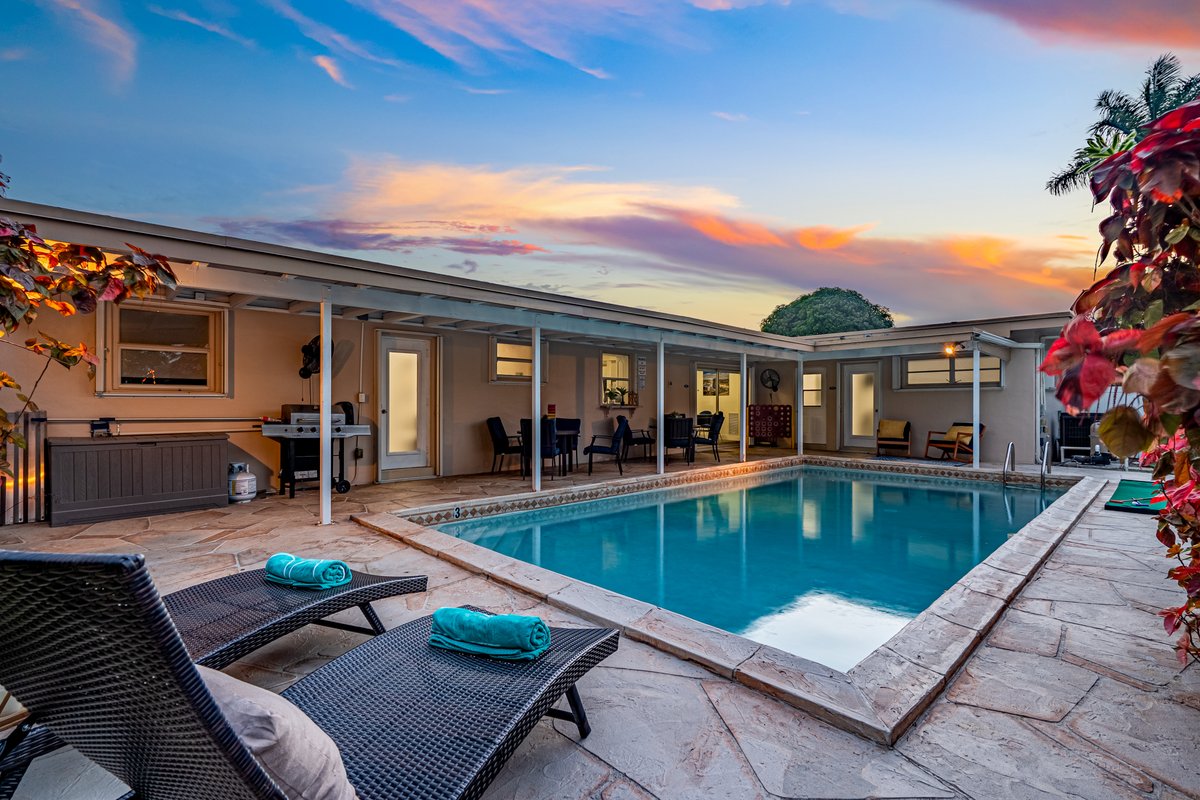 Family home 3 miles from Hard Rock Stadium w/ pool