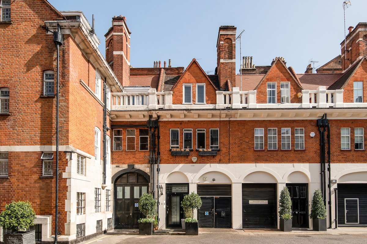 Renovated Historical Home with Enclosed Terrace gallery image 5