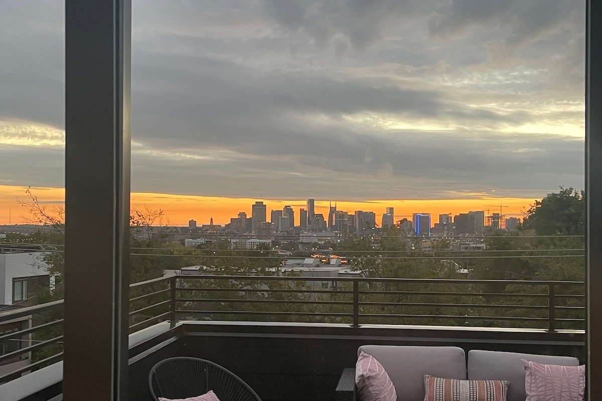 519 Music City~Luxury + Mural + 360 Rooftop Views! gallery image 5