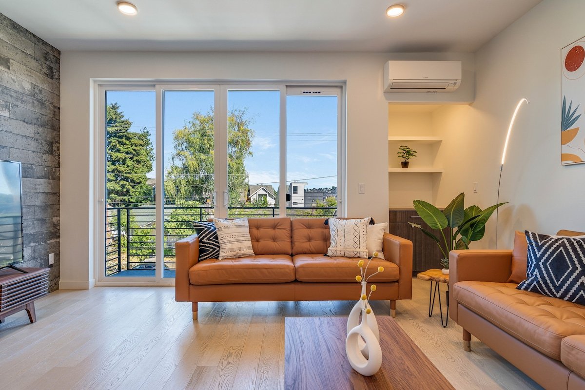 Stunning Queen Anne 4B3B w/ Lake Views & Rooftop gallery image 3