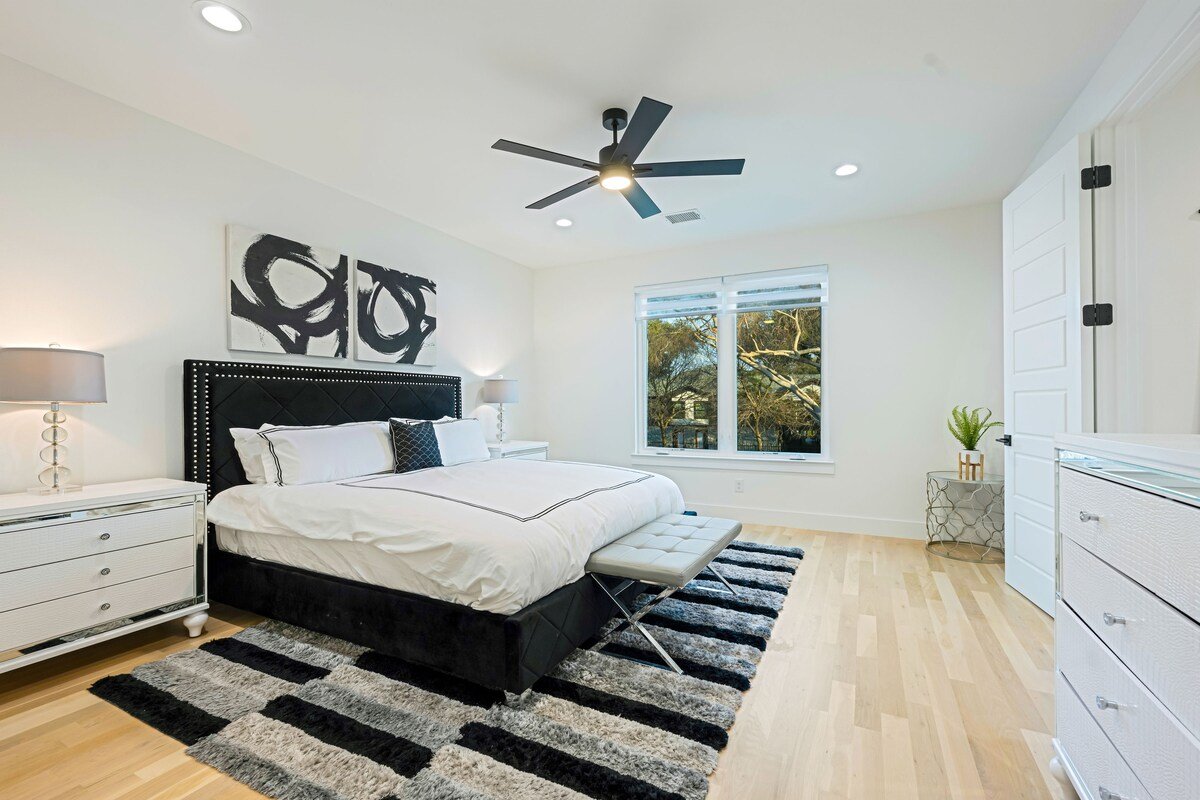 Oak Lawn Prestige! Pool, Spa & Private Concierge gallery image 5