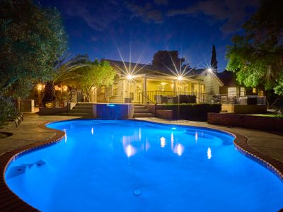 Super Private Vegas Resort! Close to the Strip!9:)