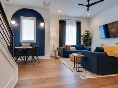 6BR Group Stay, Rooftops, Garages, Walk to Dining