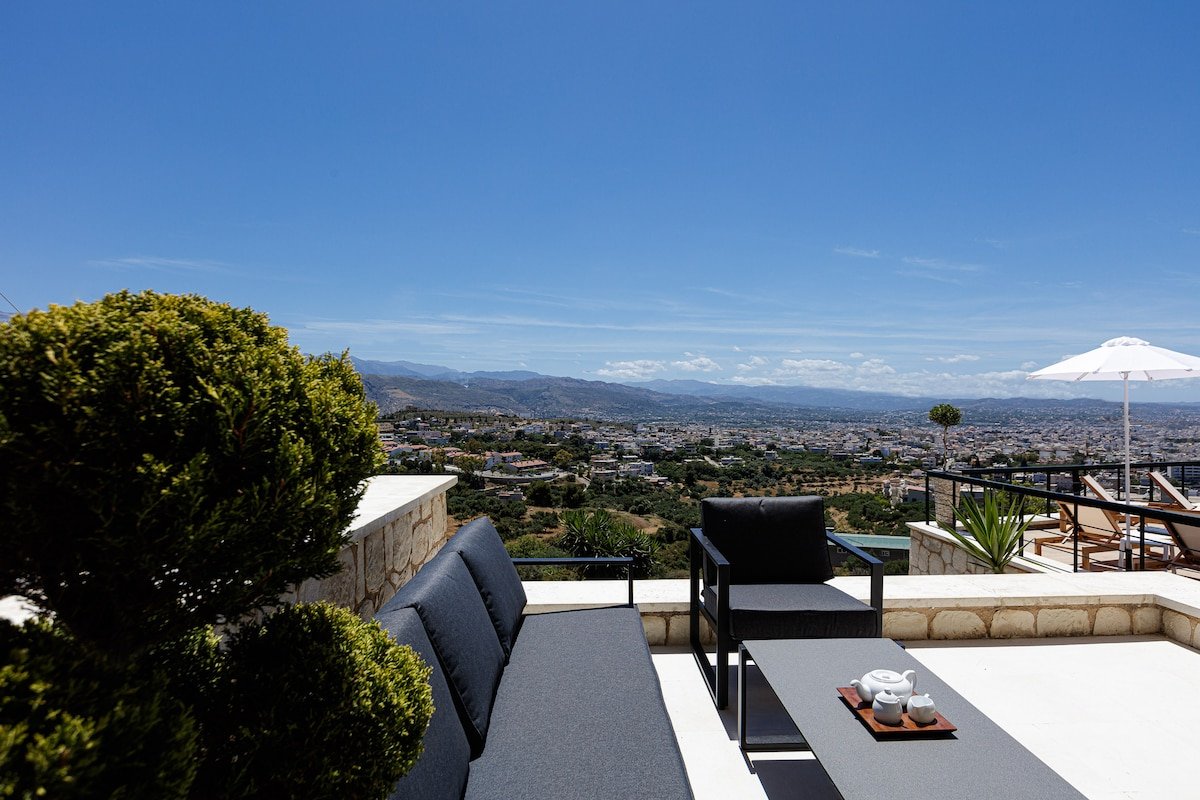 Villa City View-Heated pool-Gym-5 min drive center gallery image 5