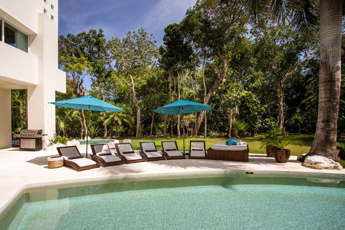 Villa Aqua- Private Luxury Villa with Full Service gallery image 4