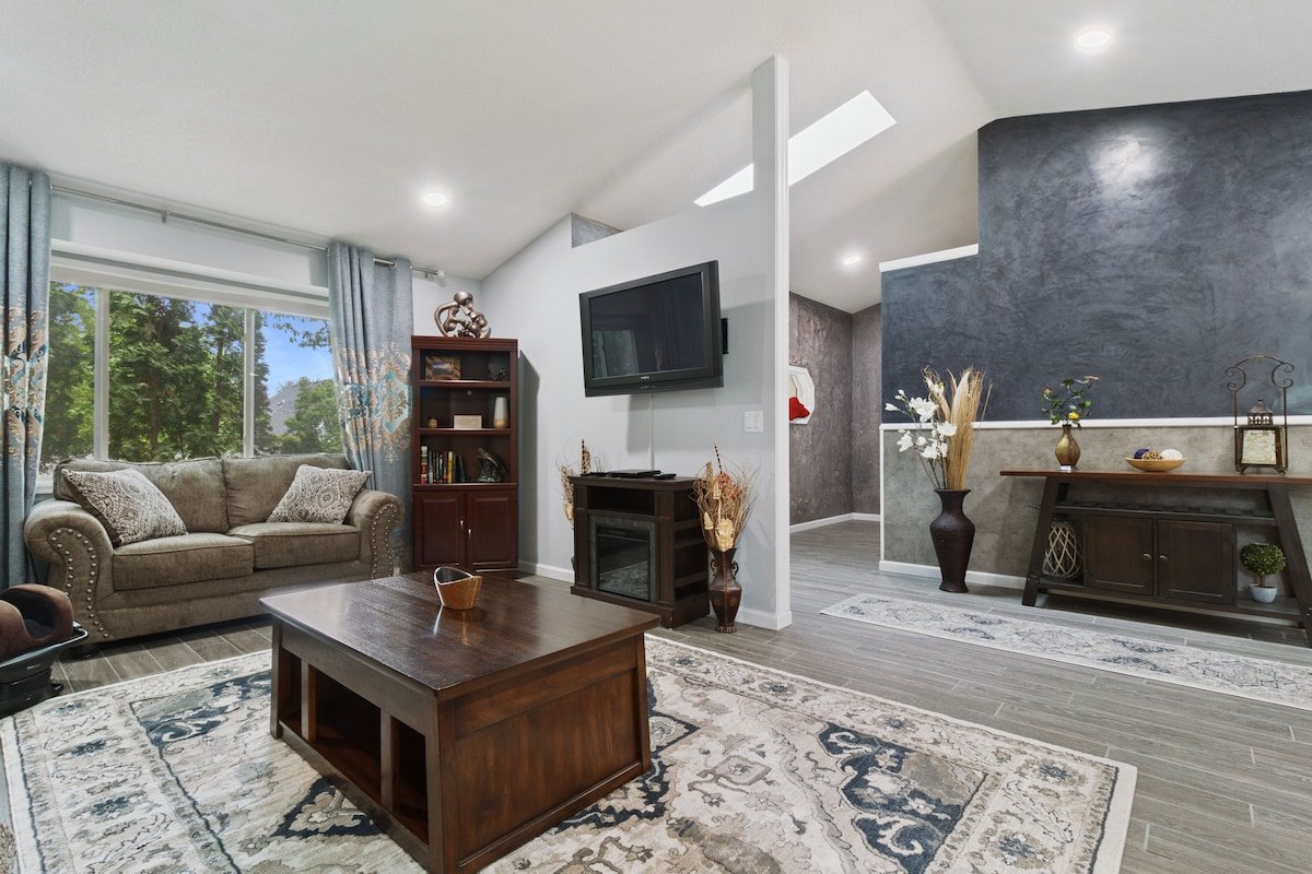 Jenkins Retreat – 5BR w/private hot tub & theater gallery image 4