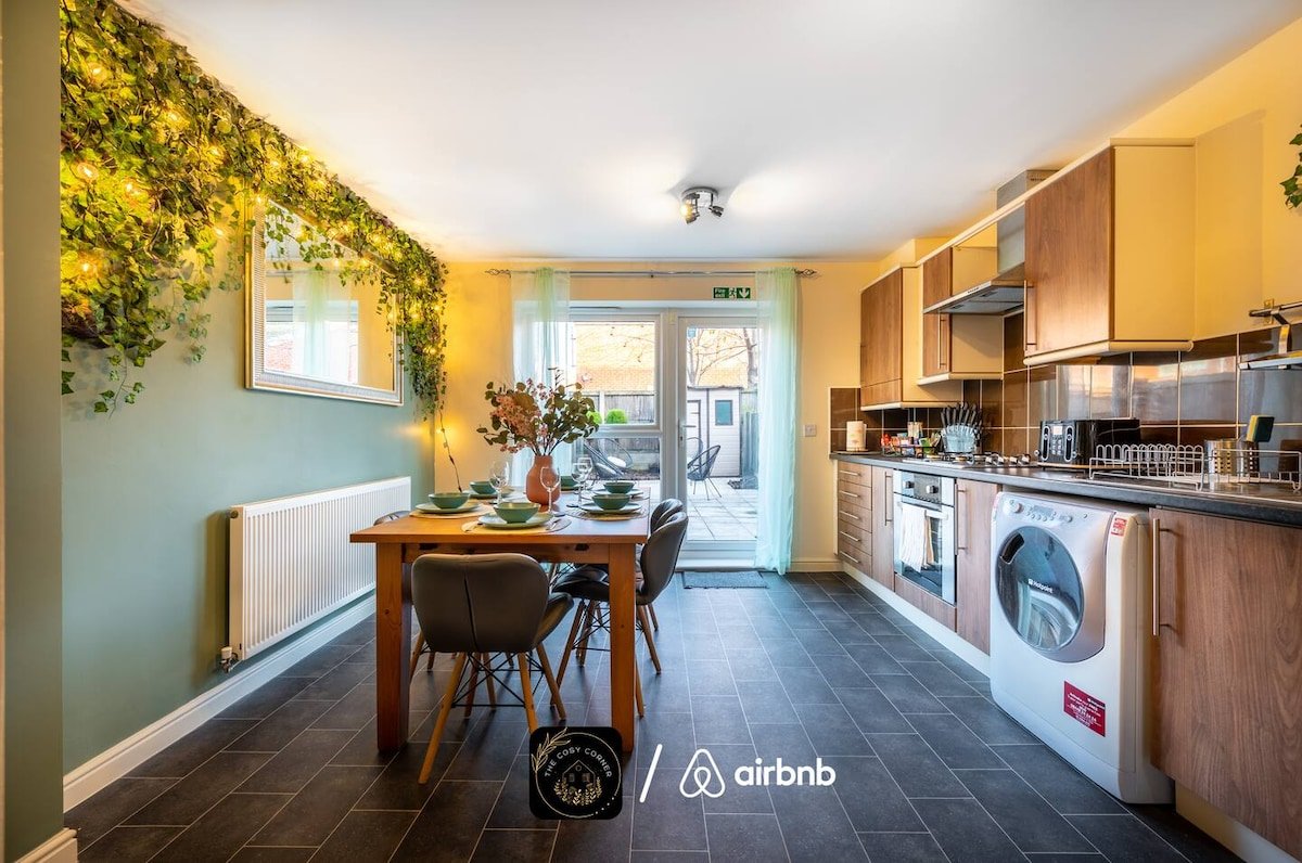 4BR House With Parking and WIFI gallery image 4