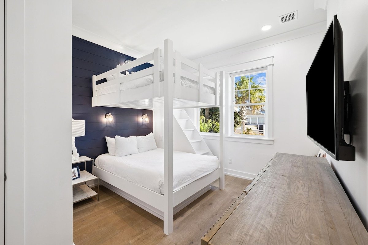 Luxe group-friendly beachfront escape w/pool & spa gallery image 4