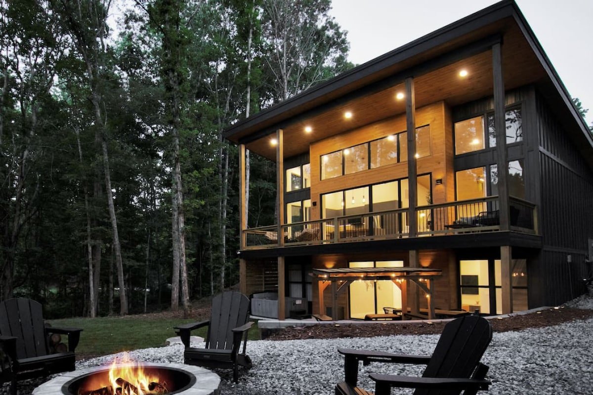 Zoka | Luxe Modern Cabin Near Clemson w/ Hot Tub