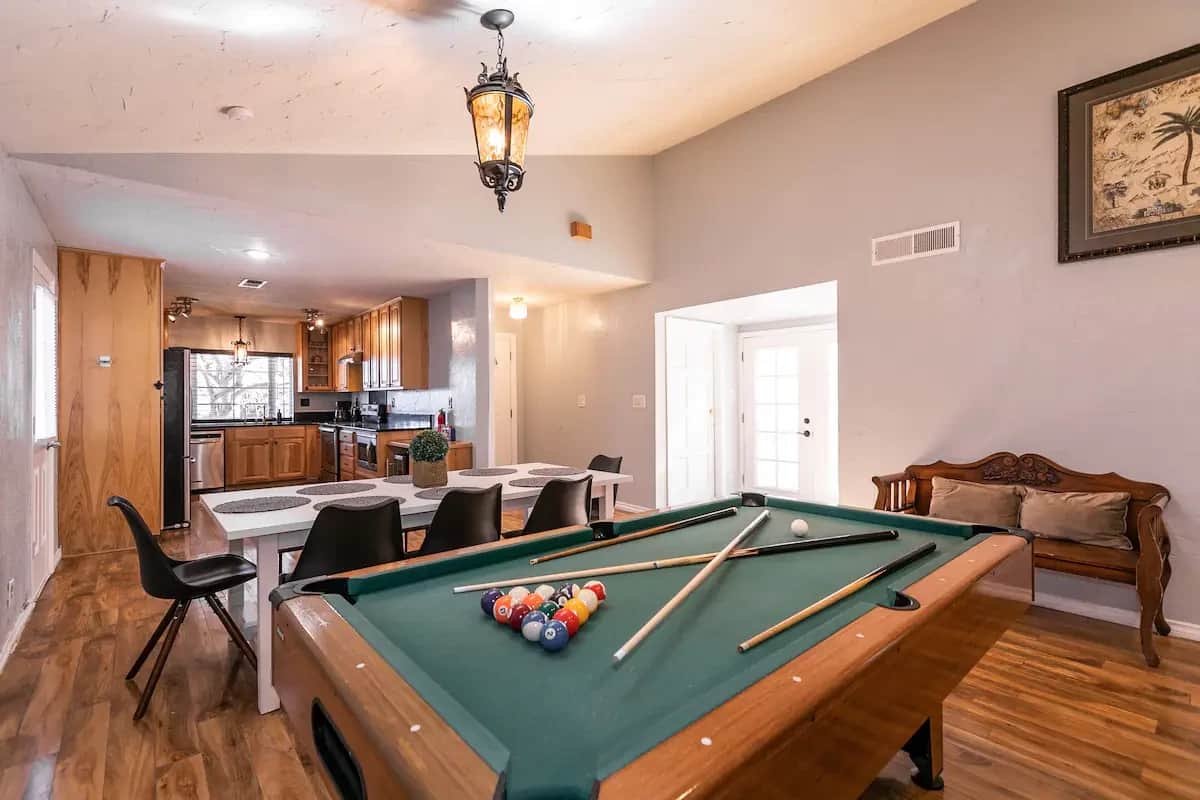 8 Mins to STRAT & Strip, 4BD/3BA, King Bed w/POOL