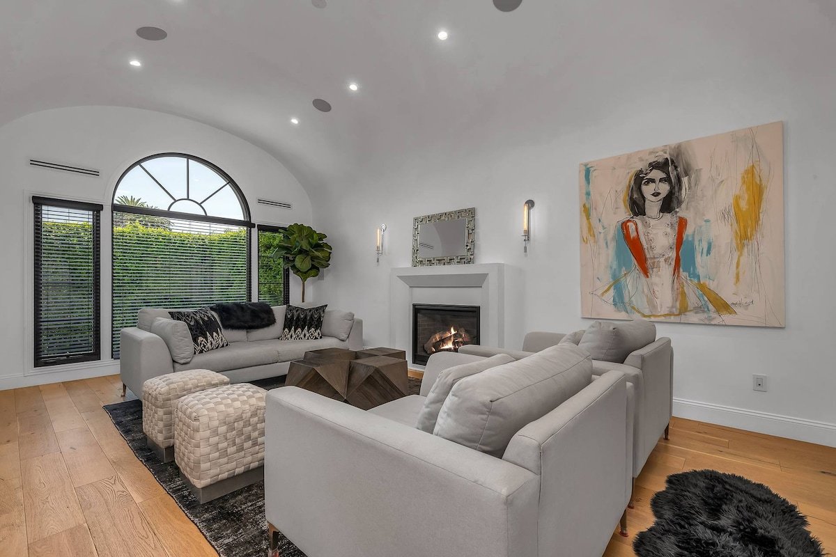 Luxury Home, Heated Pool, BBQ, Patio & Workspace gallery image 4