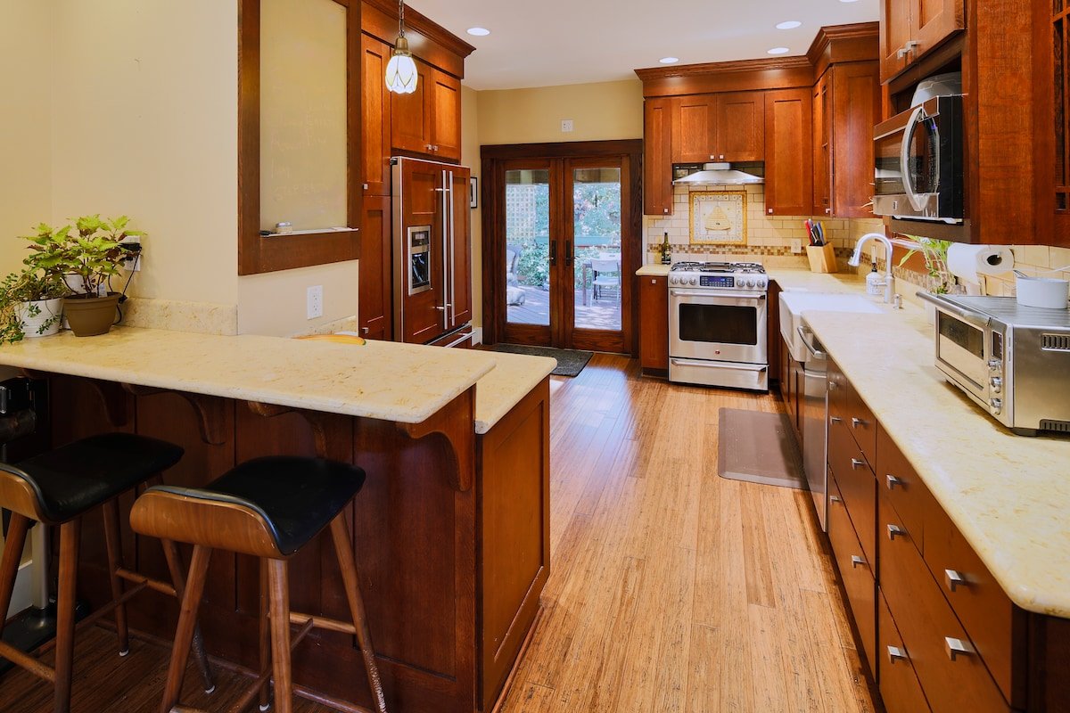 Gorgeous Bungalow with Hot Tub close to Downtown gallery image 3