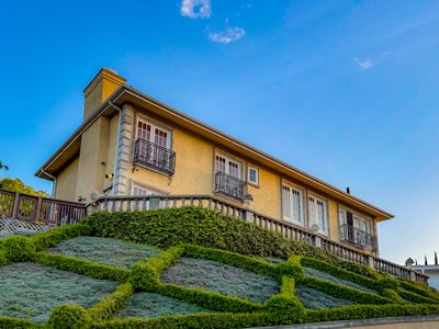 Vista Villa – Poolside Elegance with Views