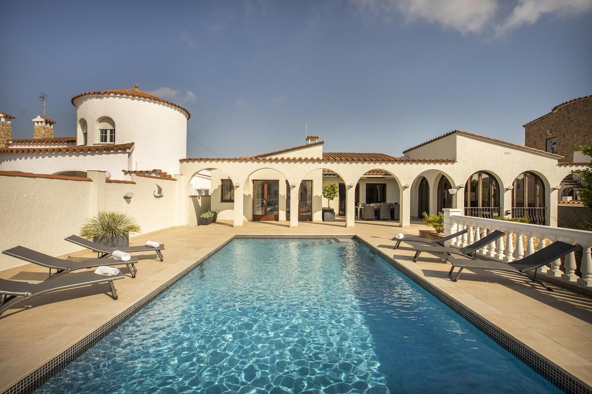 Fantastic villa on the canal with 5 bedrooms, swim gallery image 2