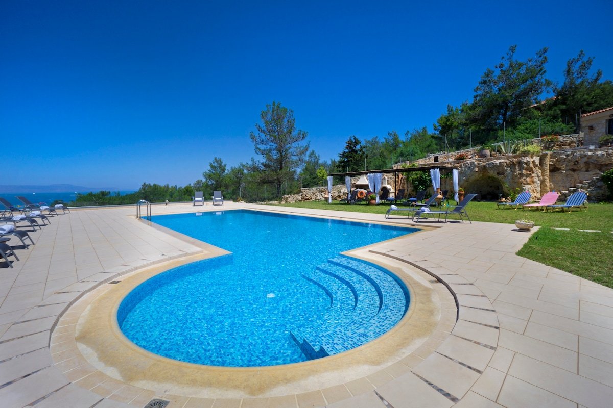 Golden Key Villa, 13 BD, private pool, sea views! gallery image 4