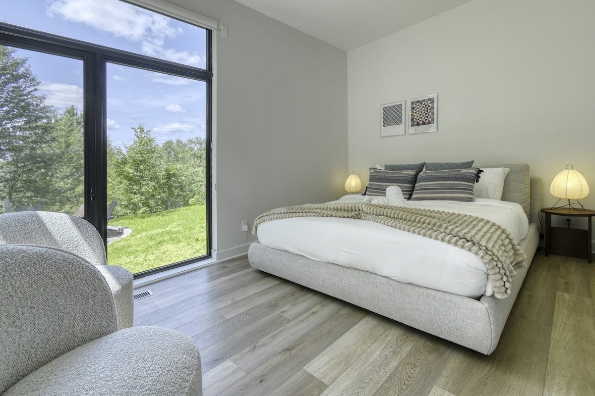 Ultra Luxurious & Modern Oasis: Private Spa/Sauna gallery image 4