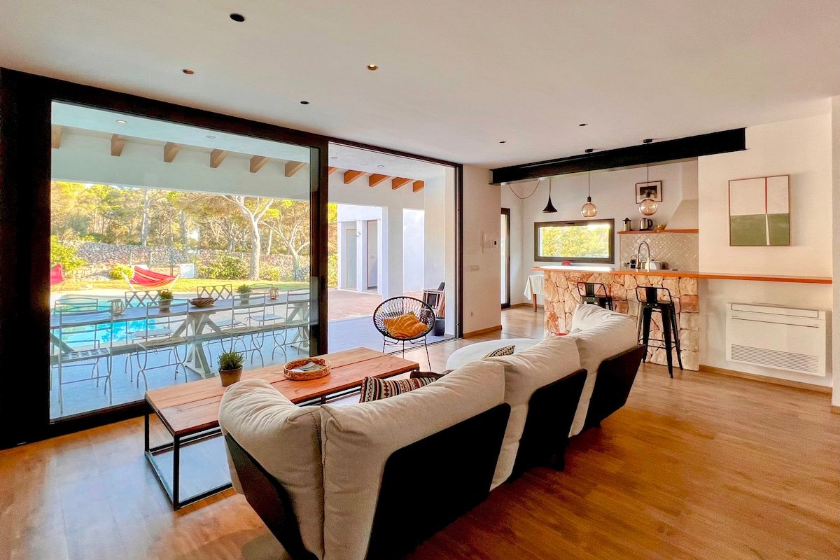 Stylish & Peaceful Living, Beach 10 Min Walk gallery image 5