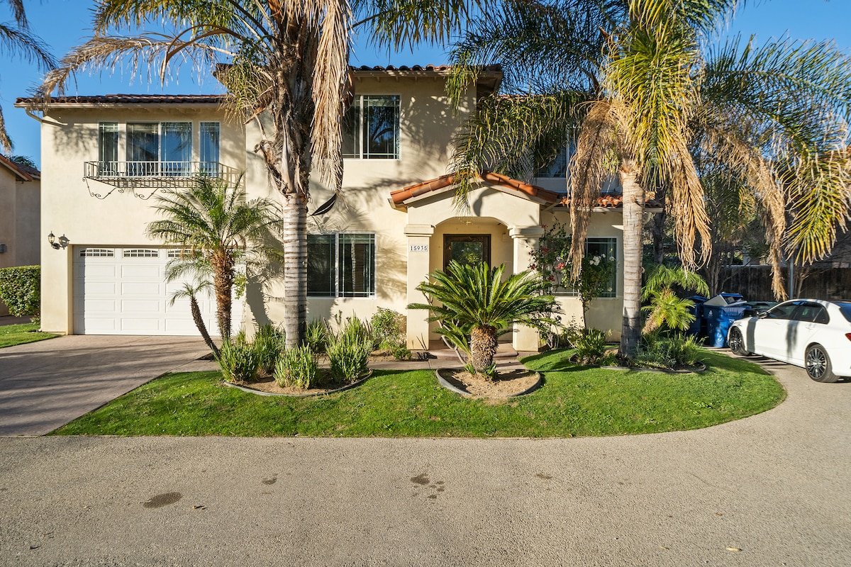 101 Big Beautiful Home-Heated Pool & HUGE Spa gallery image 3