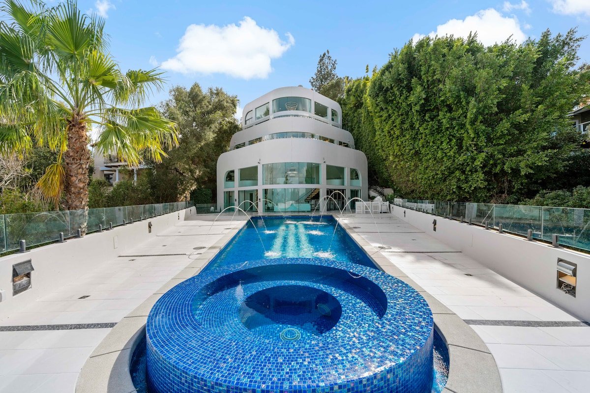 Bel Air Yacht Mansion w/ 50 ft pool and 300° views gallery image 5